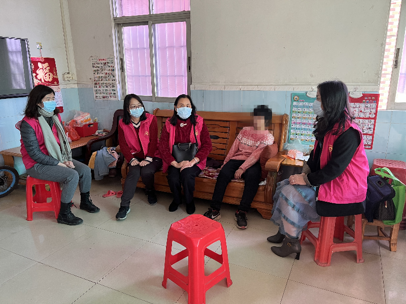 杨和镇妇联执委成员春节前走访困难妇女，了解他们的家庭情况及生活需求.jpg