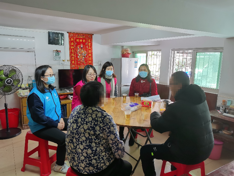 杨和镇妇联慰问组一行与慰问对象亲切交谈，了解她们的困难情况.jpg