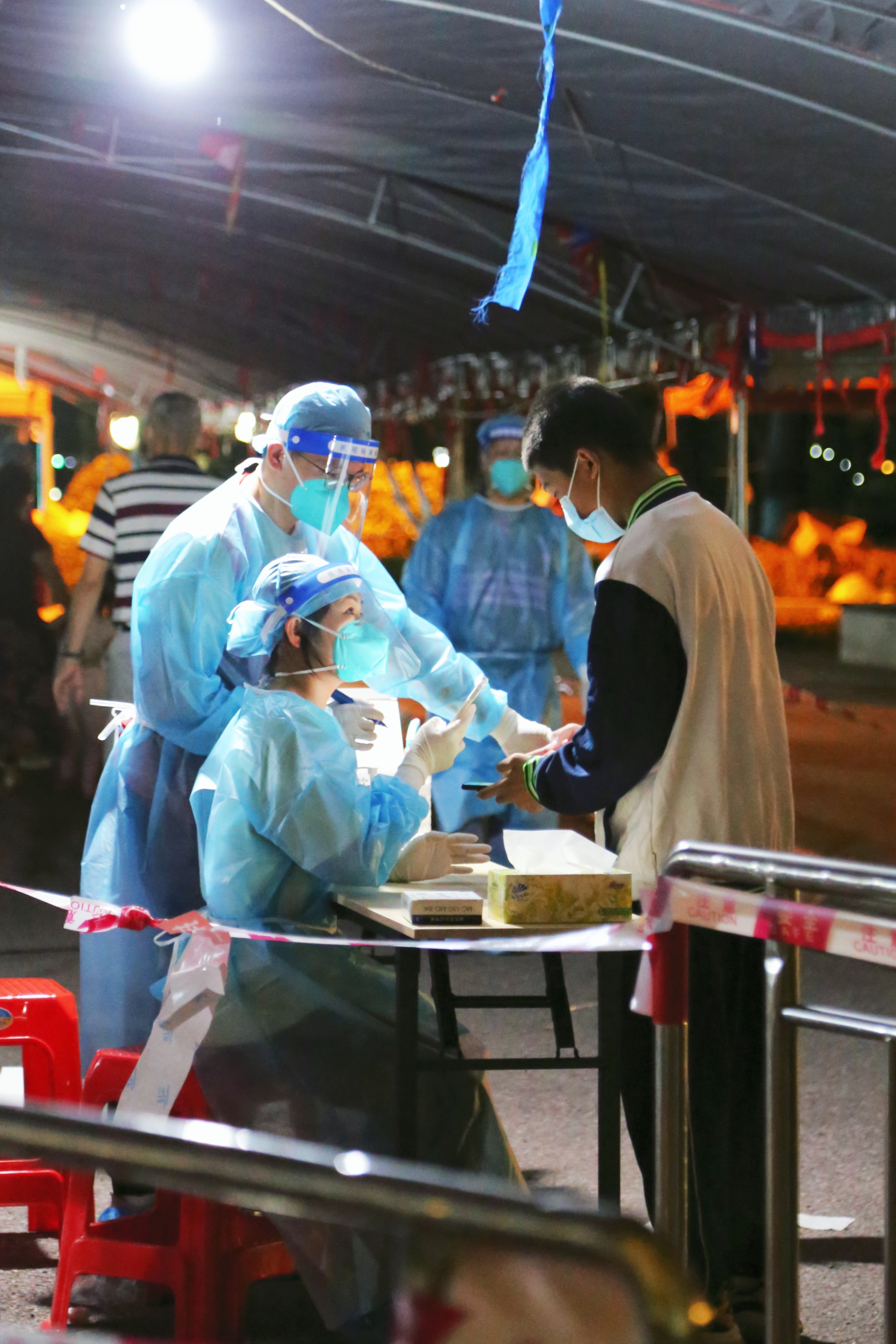 截至4月11日晚上9点，西江产业新城党员干部仍在核酸检测点现场坚守一线，全力以赴筑牢疫情防控屏障。.jpeg