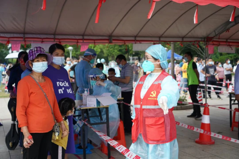 杨和镇妇联巾帼志愿者参与区域核酸检测工作.jpg